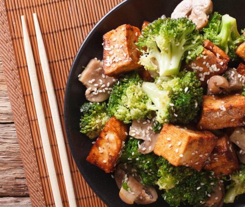 – Recept: Tofu met rijst, broccoli en champignons